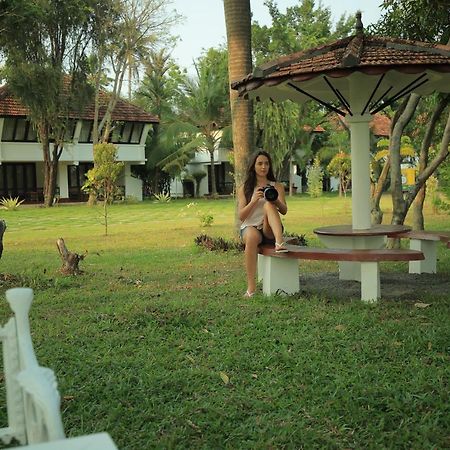 Nihara Resort And Spa Cochin Kochi Exterior foto