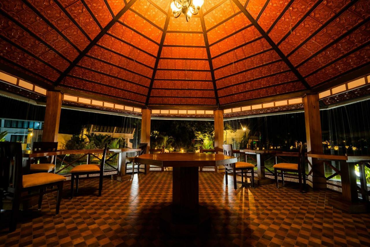 Nihara Resort And Spa Cochin Kochi Exterior foto